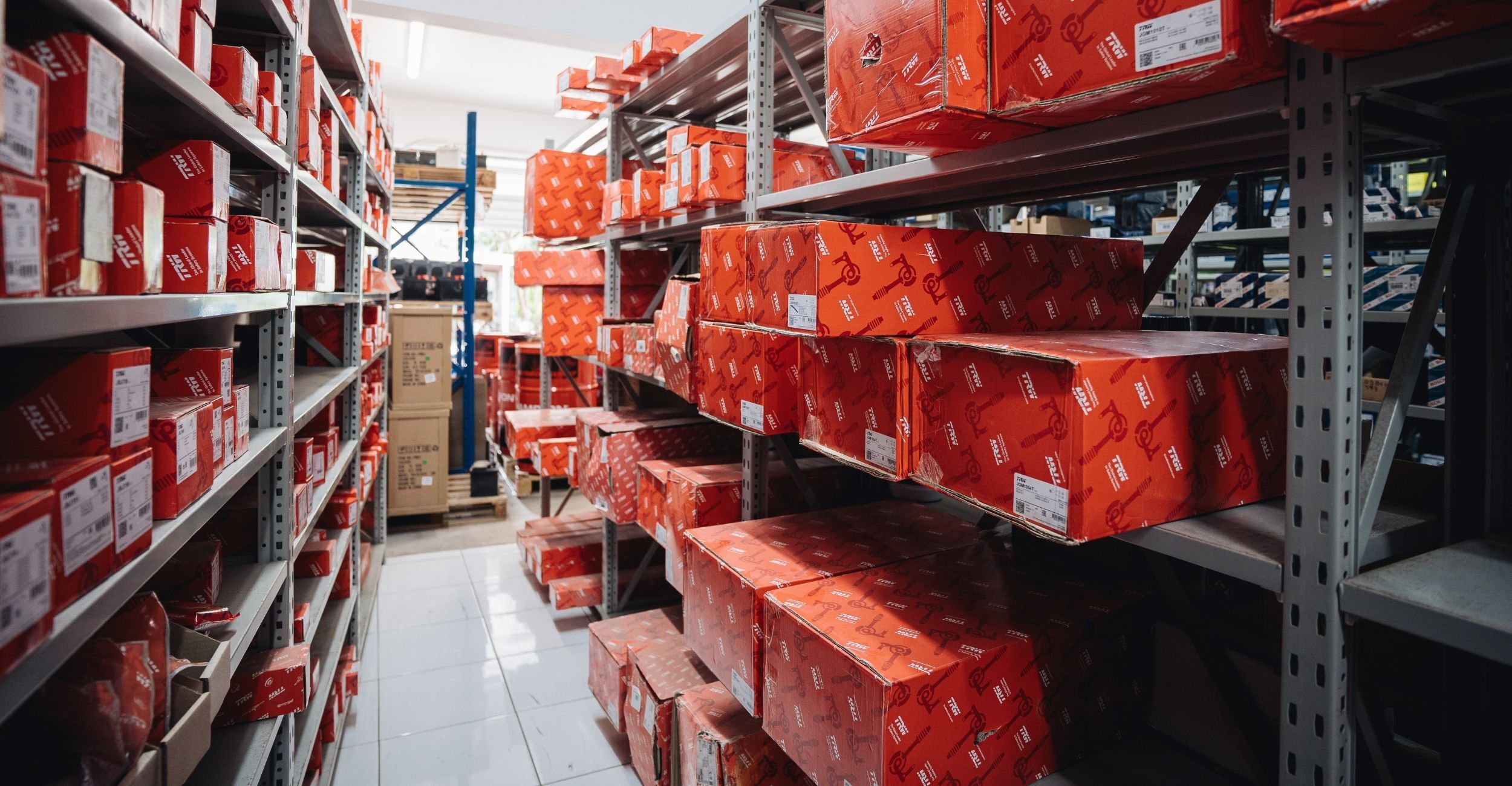 Image du stock FEREBAM avec des boites de pièces auto