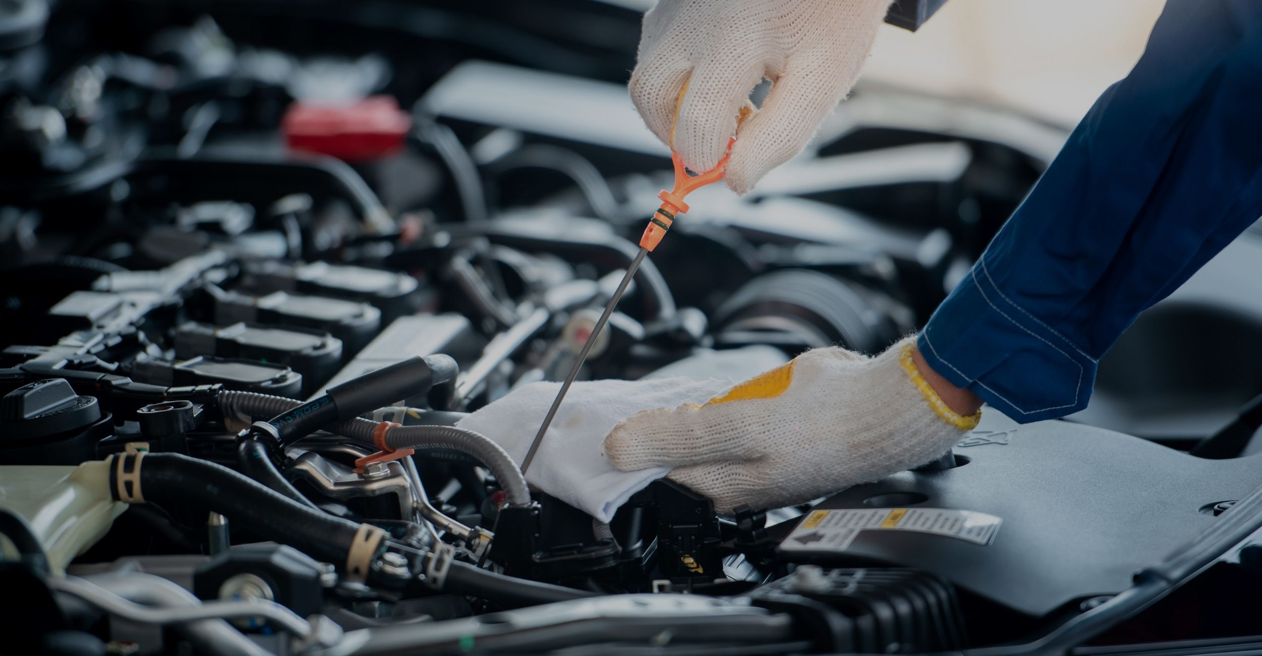 Moteur voiture avec mains humain