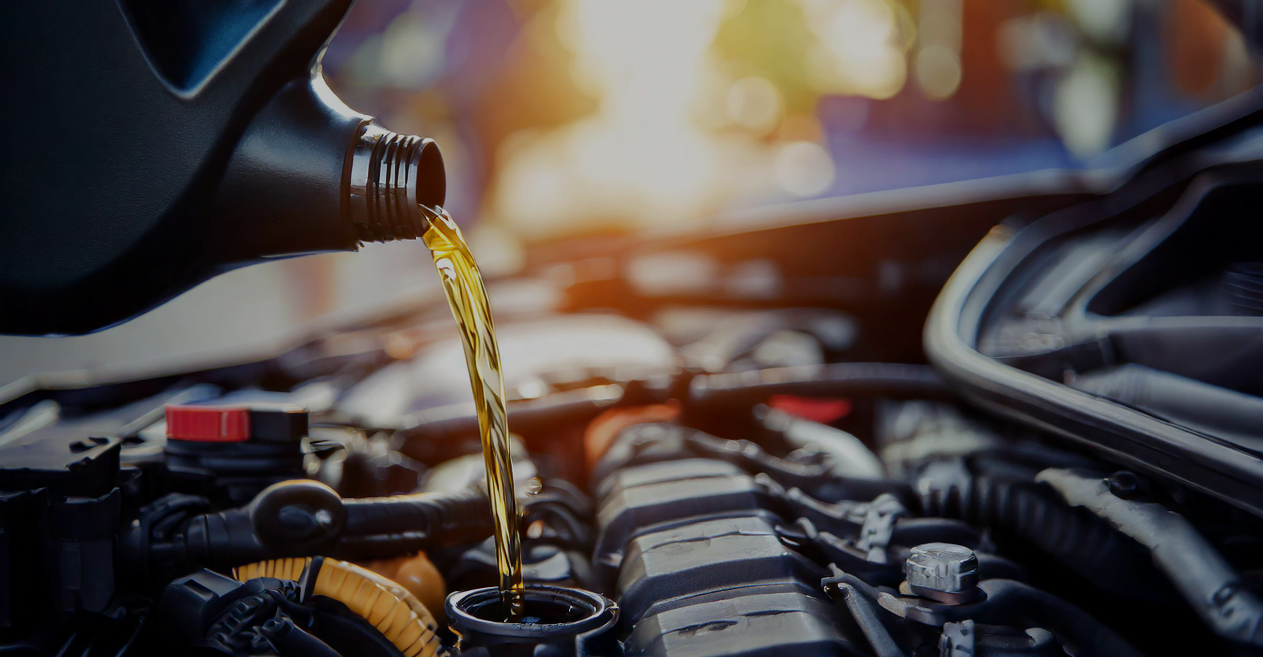 Huile qui coule dans le moteur d'une voiture